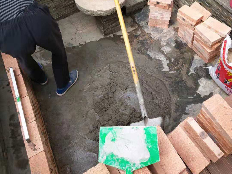 陽臺(tái)花壇裝修：首先、處理好要露臺(tái)基面。把基面處理成堅(jiān)固、平整、干凈，無灰塵、油膩、蠟等以及其它碎屑物質(zhì)；基面有孔隙、裂縫、不平等缺陷的，須預(yù)先用水泥砂漿修補(bǔ)抹平，確保基面充分濕潤，但無明水； 第二、選擇適合家裝的防水材料。防水材料建議選擇柔嫩型的聚合物水泥基防水涂/漿料，即市場上名稱為：柔韌型、JS防水涂/漿料，這類產(chǎn)品是水性涂料、無毒無害無污染、施工簡單快捷、和水泥基材粘接緊密、使用壽命長、防水效果強(qiáng)、價(jià)格適中等顯著特點(diǎn)。選用質(zhì)量佳口碑好的品牌，如：雷邦仕防水漿料、德高防水涂料等。 第三 、注意防水要施工到位。做好坡度3°的排水坡；柔韌型的防水涂料前后兩次呈“十”字涂刷兩遍，總厚度不超過2㎜； 第四 、做好保護(hù)層。在做好的防水層上做水泥砂漿保護(hù)層或粘貼瓷磚。