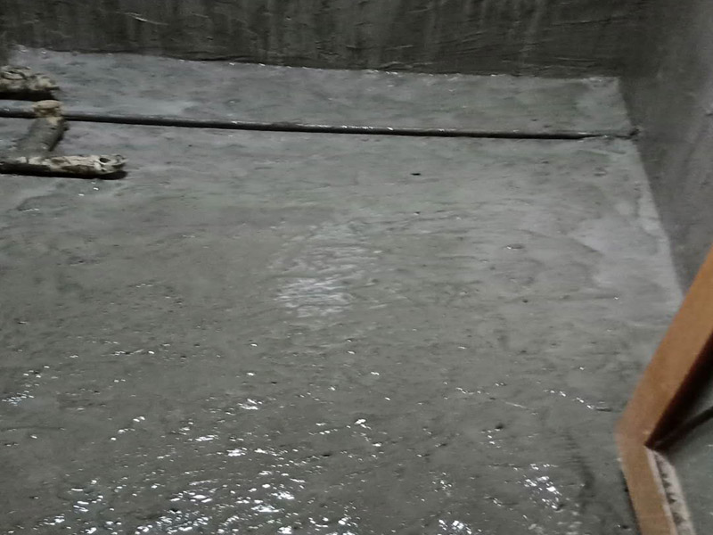 墻面地面防水涂刷：第一步：清理墻面和地面 在涂刷防水涂層之前，先要清理墻面和地面，同時要用連接的氣泵皮管吹盡陰角處的浮沉。 第二步：刷防水涂料 刷防水涂料時先刷墻角部位，交接處應有200mm，不得有漏刷情況。 墻角涂刷完成后涂刷墻體：第一遍涂刷墻面時，應上下縱向涂刷，第二遍涂刷墻體，應左右橫向涂刷。注意、第二遍防水涂料間需要有一定時間間隔，待遍涂料干透后才能進行第二遍，具體時間視涂料而定。 第三步：閉水試驗 在涂刷完防水涂料后，不能立刻貼瓷磚，還必須進行防水測試。 防水測試具體方法是：堵住衛(wèi)生間排水口、地漏等，然后將衛(wèi)生間積水2~3cm。24小時后到樓下查看是否有水滲漏，一旦發(fā)現(xiàn)有滲水痕跡，必須馬上返工。