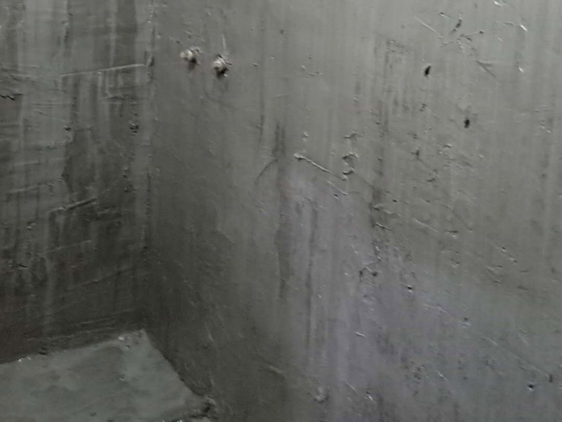 墻面地面防水涂刷：第一步：清理墻面和地面 在涂刷防水涂層之前，先要清理墻面和地面，同時要用連接的氣泵皮管吹盡陰角處的浮沉。 第二步：刷防水涂料 刷防水涂料時先刷墻角部位，交接處應有200mm，不得有漏刷情況。 墻角涂刷完成后涂刷墻體：第一遍涂刷墻面時，應上下縱向涂刷，第二遍涂刷墻體，應左右橫向涂刷。注意、第二遍防水涂料間需要有一定時間間隔，待遍涂料干透后才能進行第二遍，具體時間視涂料而定。 第三步：閉水試驗 在涂刷完防水涂料后，不能立刻貼瓷磚，還必須進行防水測試。 防水測試具體方法是：堵住衛(wèi)生間排水口、地漏等，然后將衛(wèi)生間積水2~3cm。24小時后到樓下查看是否有水滲漏，一旦發(fā)現(xiàn)有滲水痕跡，必須馬上返工。