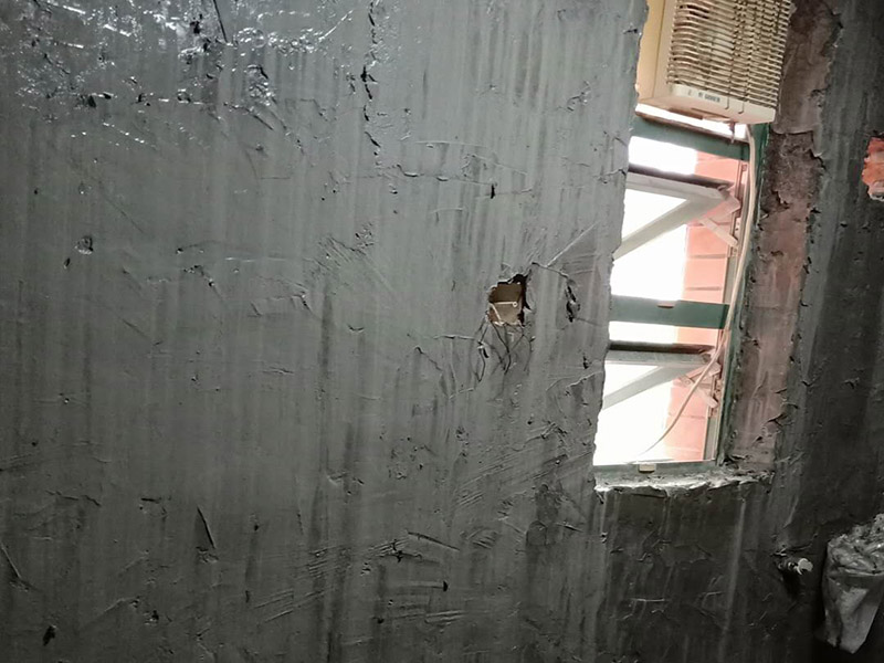 墻面地面防水涂刷：第一步：清理墻面和地面 在涂刷防水涂層之前，先要清理墻面和地面，同時要用連接的氣泵皮管吹盡陰角處的浮沉。 第二步：刷防水涂料 刷防水涂料時先刷墻角部位，交接處應有200mm，不得有漏刷情況。 墻角涂刷完成后涂刷墻體：第一遍涂刷墻面時，應上下縱向涂刷，第二遍涂刷墻體，應左右橫向涂刷。注意、第二遍防水涂料間需要有一定時間間隔，待遍涂料干透后才能進行第二遍，具體時間視涂料而定。 第三步：閉水試驗 在涂刷完防水涂料后，不能立刻貼瓷磚，還必須進行防水測試。 防水測試具體方法是：堵住衛(wèi)生間排水口、地漏等，然后將衛(wèi)生間積水2~3cm。24小時后到樓下查看是否有水滲漏，一旦發(fā)現(xiàn)有滲水痕跡，必須馬上返工。