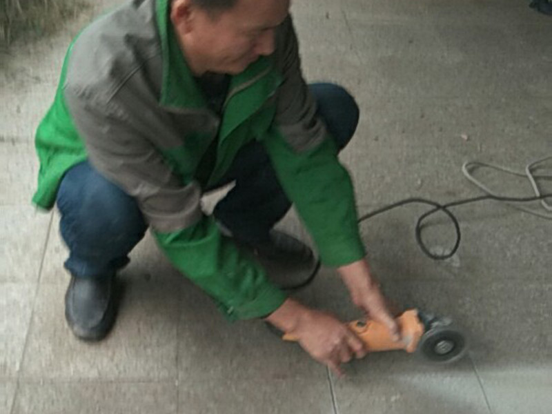 地磚切割拆除：第一步：定位 移動(dòng)標(biāo)尺選定切割尺寸，用單手握住操作手柄，將刀輪座拉向后座，將瓷磚平放在底板上并將瓷磚要切割的線與底板橫梁對(duì)齊，瓷磚前端要靠住底板的豁口部。 第二步：劃線 放下手柄使刀輪與瓷磚表面接觸，將手柄向前輕推使刀輪在瓷磚表面劃出一條連續(xù)均勻的直線。 第三步：下壓 將手動(dòng)瓷磚切割機(jī)手柄抬起稍向后拉，使壓塊平穩(wěn)落放在瓷磚的前端上，用適當(dāng)?shù)牧⒉僮魇直蛳聣?，瓷磚將會(huì)沿著劃線斷開(kāi)。
