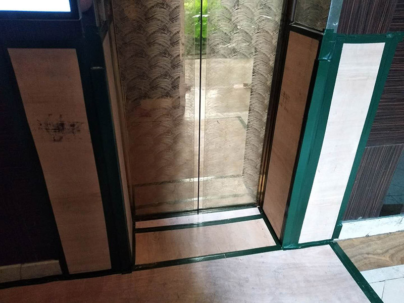 過道保護裝修：1、入戶門扇進行包裹保護，用透明膠帶將保護膜粘貼牢固平整。2、過道整鋪保護膜，這樣就不會造成在運輸材料過程中造成過道瓷磚的損壞。3、過道電梯、墻壁要保護膜包裹，用透明膠帶粘貼，防止碰撞造成墻壁的擦掛。 窗戶玻璃保護規(guī)范為：只保護玻璃部分，使用膩子膠水粘實。