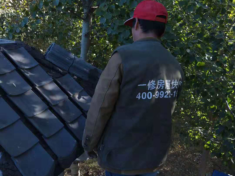 屋頂裝飾瓦安裝：做仿古瓦屋脊一般有三種方法：第一、像作平瓦屋脊一樣，將瓦一片一片地從一個山頭鋪筑到另一個山頭;第二、將瓦片斜成一定的角度并擠緊，有山頭向中間筑脊;第三、先在兩山頭各平放一疊瓦封頭。具體做脊時，一般先在靠近屋脊兩邊的坡屋面上先鋪筑5-6張仰瓦作為分垅的標(biāo)準(zhǔn)，屋脊筑完成后用混合砂漿或紙筋灰將屋脊背及瓦垅的縫堵塞密實(shí)、壓緊抹光。