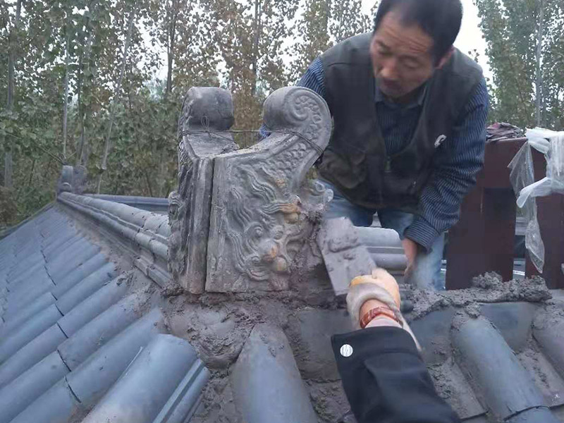 屋頂裝飾瓦安裝：做仿古瓦屋脊一般有三種方法：第一、像作平瓦屋脊一樣，將瓦一片一片地從一個山頭鋪筑到另一個山頭;第二、將瓦片斜成一定的角度并擠緊，有山頭向中間筑脊;第三、先在兩山頭各平放一疊瓦封頭。具體做脊時，一般先在靠近屋脊兩邊的坡屋面上先鋪筑5-6張仰瓦作為分垅的標(biāo)準(zhǔn)，屋脊筑完成后用混合砂漿或紙筋灰將屋脊背及瓦垅的縫堵塞密實(shí)、壓緊抹光。