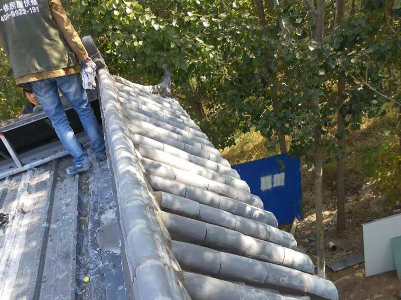 屋頂裝飾瓦安裝：做仿古瓦屋脊一般有三種方法：第一、像作平瓦屋脊一樣，將瓦一片一片地從一個山頭鋪筑到另一個山頭;第二、將瓦片斜成一定的角度并擠緊，有山頭向中間筑脊;第三、先在兩山頭各平放一疊瓦封頭。具體做脊時，一般先在靠近屋脊兩邊的坡屋面上先鋪筑5-6張仰瓦作為分垅的標(biāo)準(zhǔn)，屋脊筑完成后用混合砂漿或紙筋灰將屋脊背及瓦垅的縫堵塞密實(shí)、壓緊抹光。