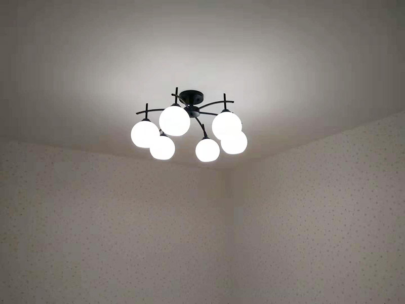 全屋吊燈安裝：1、燈具檢查 檢查燈具安裝附件，查看廠家相關(guān)文件和技術(shù)是否齊全，燈具外觀是否損壞，是否有變形、金屬脫落、腐蝕等現(xiàn)象。 2. 燈具組裝 將燈具各部分連接成一個整體，燈具螺紋的長度應(yīng)適當(dāng)，對于多余的螺紋頭應(yīng)鍍錫，注意火線與零線的區(qū)別，并將線拉直。 3、燈具安裝 燈頭電源線應(yīng)足夠，然后將剩余的電線切斷，取出線頭，用螺絲將燈頭安裝在接線盒上。 4、通電試運行 安裝完成后，打開電源，檢測是否通電。