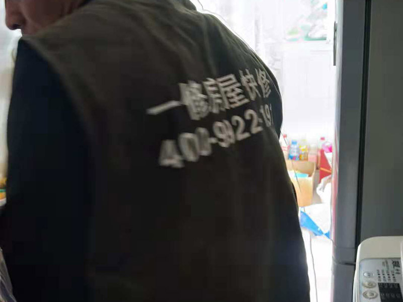 衛(wèi)生間水管安裝：一、衛(wèi)生間水管安裝的正確順序 衛(wèi)生間的水管裝置前定要遵從合理步驟，一般首要和師傅參議水路的詳細(xì)走向，二是用電錘把卡子固定到墻上，三是開(kāi)端用專業(yè)的熱溶機(jī)對(duì)管子進(jìn)行熱熔銜接，四是用試壓泵對(duì)整個(gè)管線進(jìn)行打壓測(cè)試，五是整理現(xiàn)場(chǎng)。二、衛(wèi)生間水管的規(guī)劃布局 衛(wèi)生間水管裝置要根據(jù)水的走向進(jìn)行鋪設(shè)，一般是橫平豎直，盡可能2條管道不交叉，如果穿插要搭過(guò)橋，冷熱水管分隔并保持必定的間隔，沐浴混水閥的左右方位正確且裝在浴缸中心，高度最好在1.8m-2.1m間，還要為熱水器的裝置和洗衣機(jī)的進(jìn)出水口預(yù)留方位，做到科學(xué)合理的布局。