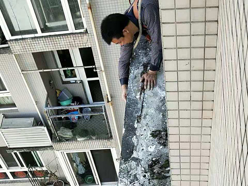 窗戶臺(tái)防水維修：(1)清理窗框周邊，查找滲漏縫隙，分析滲漏原因; (2)對(duì)于墻體內(nèi)部存在空穴的部位，根據(jù)具體情況考慮化學(xué)灌漿或填充其它彈性防水材料; (3)清理縫隙表面，其表面不應(yīng)有油污，浮塵等隔離物; (4)在窗框周邊縫隙內(nèi)嵌填彈性密封材料; (5)試水檢驗(yàn)防水效果。 主要是在窗戶的外面做防水處理，一般是墻面上批刮耐水膩?zhàn)?、刷防水涂料。?dāng)然，如果事先做一下基礎(chǔ)防水的話，那么防水的效果會(huì)更好了。