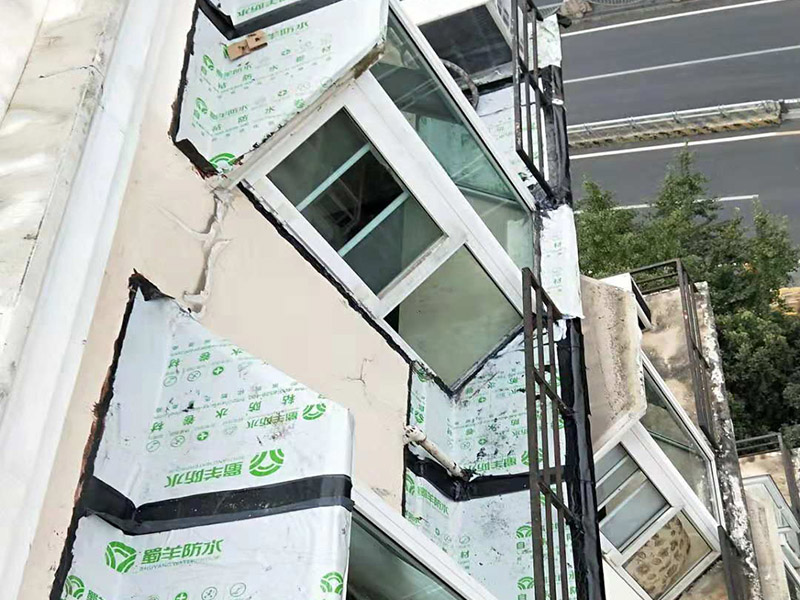 窗戶臺(tái)防水維修：(1)清理窗框周邊，查找滲漏縫隙，分析滲漏原因; (2)對(duì)于墻體內(nèi)部存在空穴的部位，根據(jù)具體情況考慮化學(xué)灌漿或填充其它彈性防水材料; (3)清理縫隙表面，其表面不應(yīng)有油污，浮塵等隔離物; (4)在窗框周邊縫隙內(nèi)嵌填彈性密封材料; (5)試水檢驗(yàn)防水效果。 主要是在窗戶的外面做防水處理，一般是墻面上批刮耐水膩?zhàn)?、刷防水涂料。?dāng)然，如果事先做一下基礎(chǔ)防水的話，那么防水的效果會(huì)更好了。