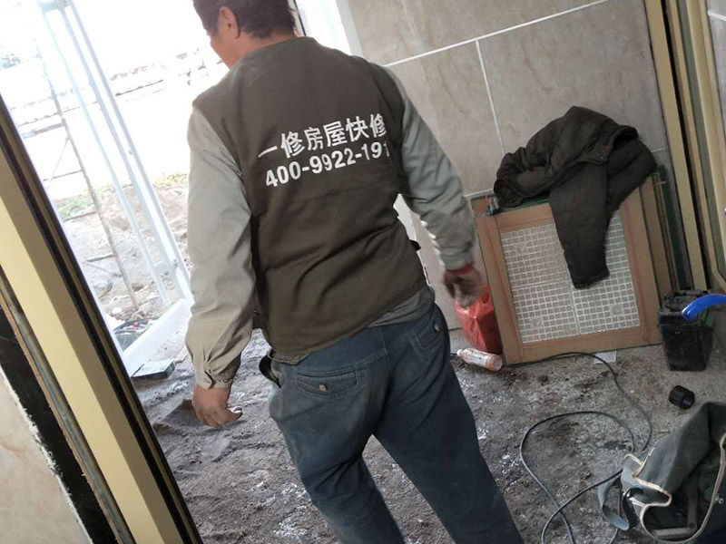 公廁貼磚維修：基層處理：應(yīng)全部清理墻面上的各類污物，打掃干凈現(xiàn)場(chǎng)，特別是腳落里。 批墻、墻面找平：用泥刀先批墻，后用水泥漿找平。這個(gè)工序很重要，確保底子平，防止貼后空鼓。 刷防水涂料：墻面要刷防水涂料，防止貼后浸水，一般高度不低于1.8米，刷的時(shí)候會(huì)稍高一些。 找水平基準(zhǔn)線：根據(jù)設(shè)計(jì)鋪貼圖樣的要求，確定排磚方案，用墨斗彈線，以減少施工損耗。 粘結(jié)劑上墻：把剛剛攪拌好的粘結(jié)劑漿料均勻的刮到墻上。 瓷磚上墻將經(jīng)過預(yù)先清潔的瓷磚平整地鋪貼在粘結(jié)劑漿料基層上，使用橡膠錘將瓷磚拍實(shí)鋪平。施工過程中，可小幅度轉(zhuǎn)動(dòng)瓷磚，使?jié){料與瓷磚背面充分接觸。專家建議在鋪貼時(shí)，隨機(jī)取下已鋪貼于基層上的瓷磚作檢查。確保漿料與瓷磚背面的充分接觸。 留縫大小調(diào)整根據(jù)瓷磚的尺寸，在磚與磚之間預(yù)留相應(yīng)尺寸的縫隙留待嵌縫?？捎醚篮灥认裙潭?，粘結(jié)劑具有一定的可調(diào)整性，可對(duì)留縫的大小進(jìn)行調(diào)整。