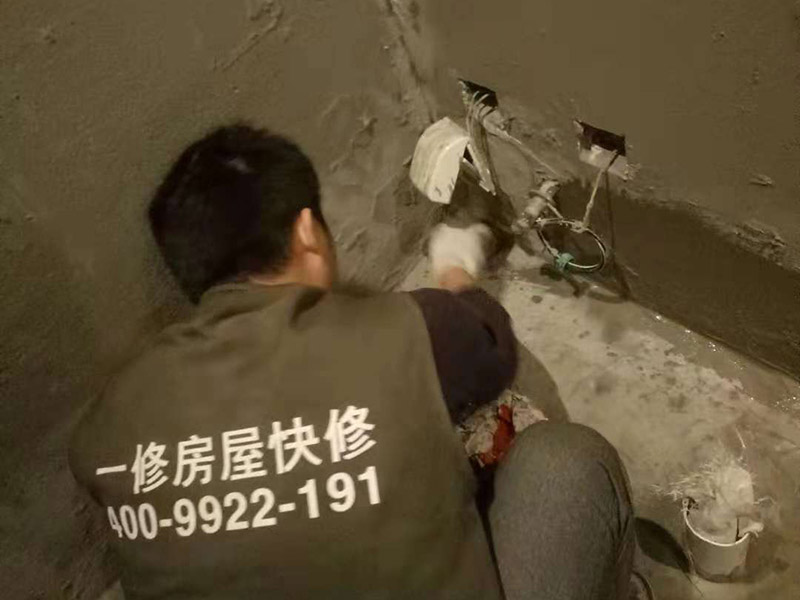 公寓做防水維修：1.利用水泥砂漿水泥砂漿或豆石混凝土鋪平坡度。訣竅是：地漏附近坡度大，門口附近坡度小。 2.利用管根密封膏封嚴(yán)管線，管線要穿透樓板根部。刷防水涂料時(shí)可以貼1-2層玻璃絲布加強(qiáng)防水性。 3.墻壁表面打磨成干凈平光沒(méi)有顆?；覊m，墻壁與地面的交接區(qū)域注意原角和坡角的設(shè)置。 4.聚氨酯防水涂膜由管根和墻角處開(kāi)始進(jìn)行涂抹，在常溫下經(jīng)過(guò)4小時(shí)放干后，再大面積涂抹和刮刷。注意涂料總厚度大于1. 5毫米，不能有漏刮和鼓泡的不良現(xiàn)象。24小時(shí)后立面涂刷下一層，之后再以垂直的方向進(jìn)行二次涂刷。最后涂膜半固化，拋甩粗砂粒方便與水泥砂漿融合。 5.防水層的設(shè)置與具體區(qū)域有關(guān)。防水地面的防水層應(yīng)高出地面200寬，地面防水層應(yīng)超出衛(wèi)生間門口以外300寬。而又淋浴的衛(wèi)生間墻面防水層則應(yīng)設(shè)置為高出地面1800寬。 6.展開(kāi)閉水實(shí)驗(yàn)的時(shí)候，先完成防水工作再利用包立管方法。之后再局部進(jìn)行防水。閉水試驗(yàn)也可為了避免破壞地面防水層而免做。