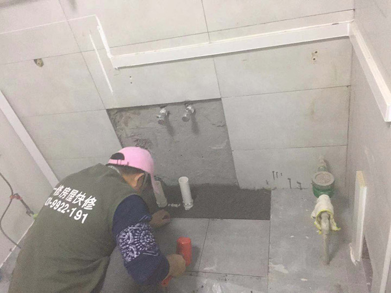 馬桶地面貼磚：干鋪法是將沙子和水泥按照3：1的比例混合后兌少量的水，使水泥和沙子混合到可以用手攥成團(tuán)的黏稠度。將混合好的沙子水泥鋪在地面上，用一個(gè)平板把表面摸平。在瓷磚背面抹上黏稠度非常高的水泥，把瓷磚放到地面上，用橡皮錘敲實(shí)就完成了,主要用于地面瓷磚的鋪裝。 濕鋪法，是將沙子和水泥按照2：1的比例混合后兌水和好，水的量要多一些，使沙子和水泥的黏稠度高一些。然后涂抹到用水浸泡好的瓷磚背面貼到墻面上。濕鋪發(fā)主要應(yīng)用與墻面。