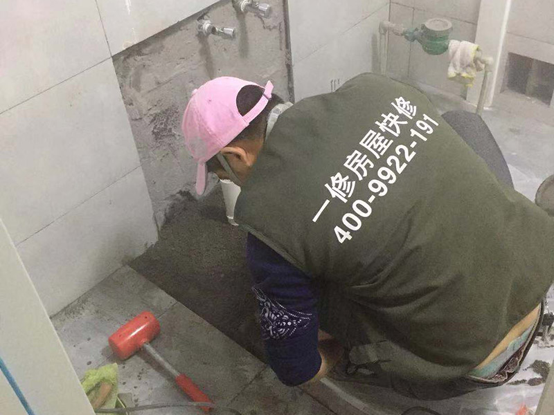 馬桶地面貼磚：干鋪法是將沙子和水泥按照3：1的比例混合后兌少量的水，使水泥和沙子混合到可以用手攥成團(tuán)的黏稠度。將混合好的沙子水泥鋪在地面上，用一個(gè)平板把表面摸平。在瓷磚背面抹上黏稠度非常高的水泥，把瓷磚放到地面上，用橡皮錘敲實(shí)就完成了,主要用于地面瓷磚的鋪裝。 濕鋪法，是將沙子和水泥按照2：1的比例混合后兌水和好，水的量要多一些，使沙子和水泥的黏稠度高一些。然后涂抹到用水浸泡好的瓷磚背面貼到墻面上。濕鋪發(fā)主要應(yīng)用與墻面。