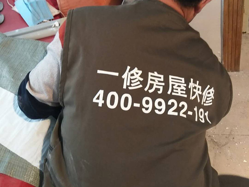 局部墻面補(bǔ)膩?zhàn)樱汗文佔(zhàn)訉?duì)不同的墻體有著不同的要求，像比較常見的混凝土的墻面，會(huì)出現(xiàn)一些氣孔與鼓起的現(xiàn)象，所以就要先把墻面修平整掉，磨平凸起處，填補(bǔ)凹陷處。 基層做好處理后，墻面還是會(huì)有一些凹陷的地方，這個(gè)時(shí)候就可以用石膏膩?zhàn)觼硌a(bǔ)平。將石膏膩?zhàn)訅簩?shí)凹陷處，橫抹豎起的地方再重新刮一遍，這樣來確保墻面的平整。 墻面上可能會(huì)有油污等這些東西，所以需要涂刷一下火堿水溶液，不過在涂刷時(shí)一定要注意，一邊涂刷一邊就要拿清水清洗墻面，這樣不僅可以加快一點(diǎn)速度，而且效果也好。 刮膩?zhàn)又?，噴刷一遍粘結(jié)劑，就可以開始刮膩?zhàn)恿?。在刮膩?zhàn)拥臅r(shí)候注意，避免留下浮膩?zhàn)右约肮魏?，防止膩?zhàn)由险瓷匣覊m、砂礫等雜物，然后按照規(guī)范刮就可以了。 第一遍膩?zhàn)庸瓮旰?，仔?xì)檢查看看墻面還有沒有問題，等到膩?zhàn)油晖耆赏钢?，用?xì)砂紙仔細(xì)地打磨一遍，如果還是有凹陷的情況，那么就用膩?zhàn)釉僖淮芜M(jìn)行修補(bǔ)找平。