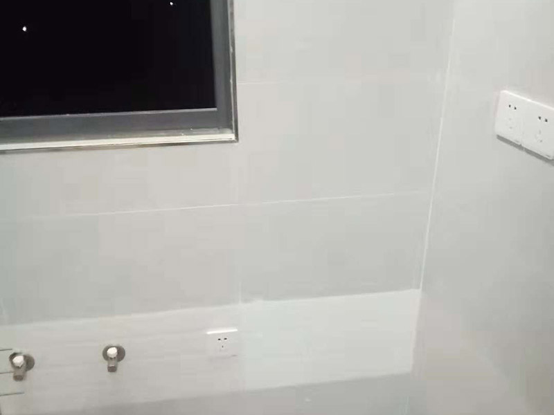 插座開關安裝：在安裝時先對開關插座底盒進行清潔，特別是將盒內的灰塵雜質清理干凈，并用濕布將盒內殘存灰塵擦除。這樣做可預防特殊雜質影響電路使用的情況。 二、電源線處理； 將盒內甩出的導線留出維修長度，然后削出線芯，注意不要碰傷線芯。將導線按順時針方向盤繞在開關或插座對應的接線柱上，然后旋緊壓頭，要求線芯不得外露。 三、插座三線接線方法； 火線接入開關2個孔中的一個A標記，再從另一個孔中接出絕緣線接入下面的插座3個孔中的L孔內接牢。零線直接接入插座3個孔中的N孔內接牢。地線直接接入插座3個孔中的E孔內接牢。若零線與地線錯接，使用電器時會出現(xiàn)跳閘現(xiàn)象。 四、開關插座固定安裝； 先將盒子內甩出的導線由塑料臺的出線孔中穿出，再把塑料臺緊貼于墻面用螺絲固定在盒子上。固定好后，將導線按各自的位置從開關插座的線孔中穿出，按接線要求將導線壓牢。 最后將開關或插座貼于塑料臺上，找正并用螺絲固定牢，蓋上裝飾板。