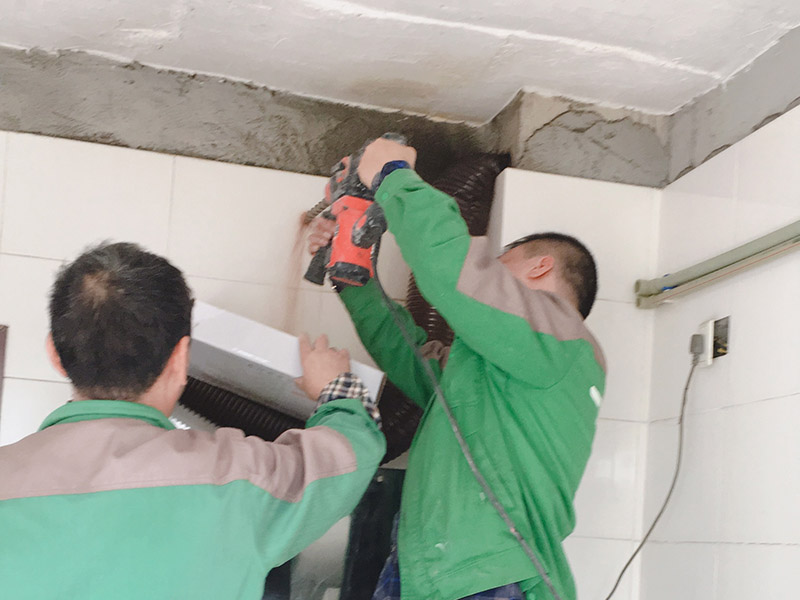 墻面打穿墻孔：1. 水泥墻打孔的方法 1)  在墻面固定擱板有好幾種方法：窄一點的能夠先在墻上釘上木條，通常的紅磚墻面能夠直接用水泥鋼釘釘入，假如是混凝土墻面</a>就先要用電錘打孔然后用木楔敲入孔內(nèi)再釘上木條，接下來即是把擱板固定在木便條上面，不和再用其它木板跟木便條鑲平再釘上飾面板刷上油漆。 2)  但佳固定在墻角上也即是說在兩面墻的交接處這么多了一個支撐點比較健壯擱板也能適當(dāng)?shù)膶捯稽c。還有即是你說的先在墻面上開槽再把木板插進去旁邊的縫隙再用水泥填滿，這種方法的承重力比較大但是槽要開得深一點。通常來講這種擱板的寬度不宜超越三十公分并且佳做成上下崎嶇狀或階梯狀這么既漂亮又健壯。假如想當(dāng)書桌就必須要有支撐了。