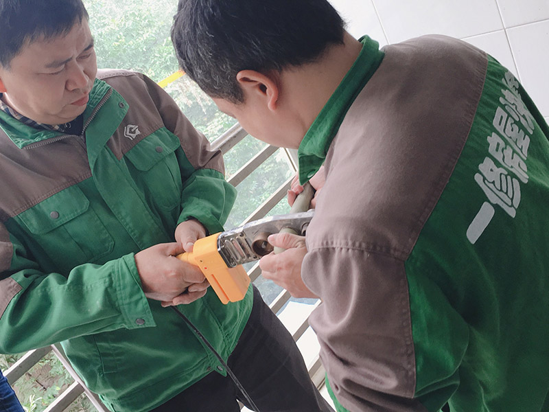 暗管改明管：水管走明管就是在裝?修的時(shí)候?qū)⑺苈懵对谕?。衛(wèi)生間水管走明管更加直觀，假如日后水管出現(xiàn)質(zhì)量問題，可以及時(shí)會發(fā)現(xiàn)，更利于維修更換，而且維修起來不用大動(dòng)干戈，沒有那么費(fèi)事。 但這就會很大程度上會影響整體美觀程度，長時(shí)間裸露在外的水管很容易沾滿污漬，甚至?xí)L青苔，需要經(jīng)常清理比較麻煩。而且將水管安裝外面非常容易損壞，尤其是塑料水管在冬天很容易凍裂。角鋼支架的長時(shí)間受潮難免生銹，影響美觀。   水管走暗管就是水管的安裝是隱藏在墻壁內(nèi)部，只有水龍頭和接頭處是露出來的。水管隱藏在墻壁內(nèi)，而且可以采用人造大理石等材料來裝飾外部，這樣就確保衛(wèi)生間的美觀度，而且也不需要對管道進(jìn)行打掃，也不怕它會遭到破壞。 但這樣的話，無法確保水管能夠使用很久，在日后如果水管損壞的話需要拆磚來修補(bǔ)，非常麻煩。