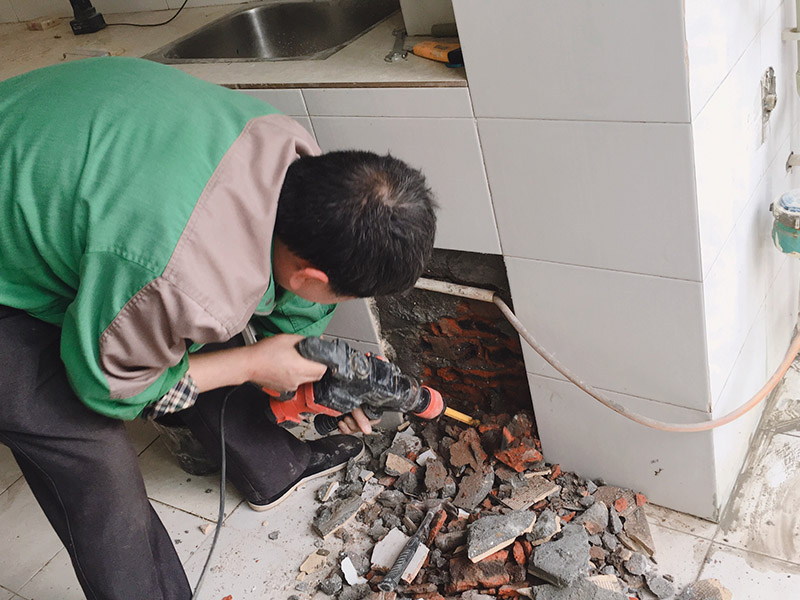 墻體局部打孔拆除：沖擊鉆或是電錘 沖擊鉆依靠旋轉(zhuǎn)和沖擊來工作。單一的沖擊是非常輕微的，但每分鐘 40000多次的沖擊頻率可產(chǎn)生連續(xù)的力。可用于天然的石頭或混凝土。 附有氣動錘擊機構(gòu)的一種帶安全離合器的電動式旋轉(zhuǎn)錘鉆。電錘是利用活塞運動，壓縮氣體沖擊鉆頭，不需要手使多大的力氣，可以在混凝土、磚、石頭等硬性材料上開6--100mm的孔。