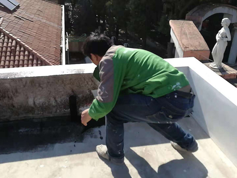 屋頂刷防水維修：1、清理基層，施工前要將基層表面的塵土和雜物清理干凈，然后用熱熔法改性瀝青卷材對防水層施工前在水落口、管根、陰陽角等細(xì)部先做好附加層。 2、鋪貼卷材，首先卷材的厚度要符合要求，將防水卷材裁剪成相應(yīng)的尺寸，用火焰噴槍加熱基層和卷材的交接處，趁卷材的材面剛剛?cè)刍瘯r將卷材向前滾鋪、粘貼。鋪貼平面與立面相連接的卷材應(yīng)由下向上進(jìn)行。 3、熱熔封邊，用噴槍將卷材搭接處加熱，讓其粘結(jié)牢固，然后涂刷第一遍防水涂料。防水施工前要先保證地面干凈、干燥，防水涂料要滿涂，確保無遺漏，與基層結(jié)合要牢固，無裂紋和氣泡等，防水涂料厚度要達(dá)到產(chǎn)品規(guī)定的要求。 4、待第一遍防水涂料完全干透之后再進(jìn)行第二遍防水涂刷，第一遍防水涂料沒有完全干透就進(jìn)行第二遍防水施工的話會使防水效果大打折扣。 5、鋪保護(hù)層，防水工作做完后，在表面鋪上保護(hù)層，是為了防止之后的施工把防水層破壞，保護(hù)層鋪貼要完全覆蓋防水層，做到無遺漏，與基層結(jié)合牢固無氣泡和脫落現(xiàn)象發(fā)生。 6、閉水試驗，閉水試驗時水的高度不能低于2cm，然后觀察24小時以上，看其有無滲漏的現(xiàn)象發(fā)生，如果沒有才算合格。