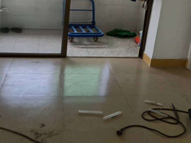 地磚拆除：拆除地面磚最容易的方法是,先想辦法撬開大門口的那塊地磚,因?yàn)槟菈K磚是有一邊露在外面的,比較容易撬開。再用扁的鑿子一片片的往里撬,如果水泥砂漿做得不是特別牢的話,可以用錘子把扁鑿敲進(jìn)地磚和水泥地面中間的縫隙里的,那樣就能把地磚整塊的撬起來。這樣的方法比用錘子從正面敲碎地磚要容易得多。如果順利的話,可能全部能夠撬起來。如果有一小部份撬不起來的。再用錘子敲碎就行了。