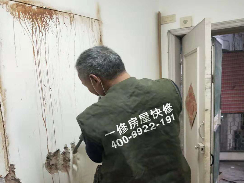 墻面開(kāi)門(mén)洞：把砸去400mm高，寬2340mm的墻，全部用鋼筋混凝土澆筑。內(nèi)配上下各3根直徑12mm的帶肋鋼筋，箍筋直徑6mm，間距200mm，扎好鋼筋放上。支模，注意一側(cè)模板要支成◢形，高度為450，混凝土從該斜口倒入澆筑與斜口平，已高出了圈梁底50mm，即能使其與圈梁底充分咬合。拆模把多余部分鑿除。 應(yīng)在過(guò)梁部位先開(kāi)洞做好過(guò)梁，再開(kāi)門(mén)洞，每邊大于100mm，植2根10個(gè)鋼筋交門(mén)邊柱作為門(mén)垛。鋼筋混凝土過(guò)梁在普通磚墻上擱置長(zhǎng)度應(yīng)不小于24cm,也就是一磚的厚度，而實(shí)際上門(mén)口是38墻，所以過(guò)梁一般是38cm； 門(mén)洞墻體高建議敲頂部梁面鑿洞再皮皮敲兩邊敲凹凸?fàn)畈孔隽涸倨鲋鎵w直接底洞容易整版墻敲壞松玩且能塌肯定玩洞直接鉆洞。