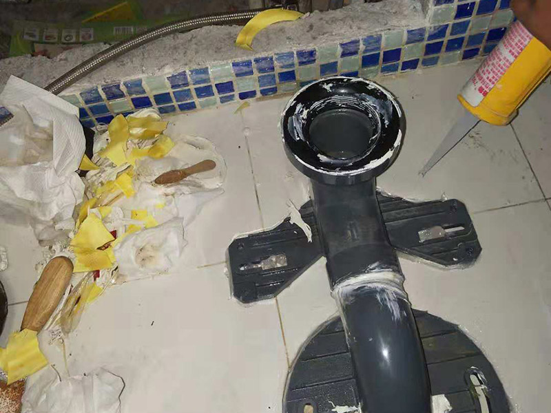 修馬桶案例： 首先打開馬桶的水箱，看水箱在滿水時內部的水瓢是處于什么水平線上。假如內部的水都滿了，水箱還在進水，定漏水出來。用水去把水瓢的卡位上下拉動下，觀看水瓢的活絡程度，假如不順，或很難移動，那么也就是水瓢出現毛病。記得把水瓢的方位按下一點，別太高了。能夠把水瓢的那個設備拆下來，清洗干凈，假如不明白拆，就直接在水箱那里放干水，用洗潔精，洗衣粉清洗一次試試。假如這樣能夠就持續(xù)運用，假如不可就要換了。查看水箱外面，接水箱的那個方位的不銹鋼軟管的接口，看看是否是沒擰緊還是內部的膠墊老化導致漏水。假如是內部設備沒事，那么還需要查看馬桶的水箱是否有呈現碰擊導致開裂的問題，假如有外力的效果，這個水箱也有可能呈現漏水的問題。