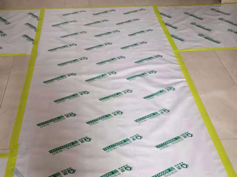 整體裝修翻新：首先要準(zhǔn)備工具裝修前，明確裝修過(guò)程涉及的面積。測(cè)量的內(nèi)容主要包括：明確裝修過(guò)程涉及的面積。特別是貼磚面積、墻面漆面積、壁紙面積、地板面積；明確主要墻面尺寸。特別是以后需要設(shè)計(jì)擺放家具的墻面尺寸。然后主體拆改是最先上的一個(gè)項(xiàng)目，主要包括拆墻、砌墻、鏟墻皮、拆暖氣、換塑鋼窗等等。拆改完的垃圾，要及時(shí)清理出去，保證室內(nèi)的清潔，也是為了方便施工。水電改造前，櫥柜設(shè)計(jì)師應(yīng)上門進(jìn)行第一次測(cè)量，幫你確定好電源、水路的改造方案。熱水器，也最好派人來(lái)根據(jù)你所確定的型號(hào)，設(shè)計(jì)好電源、接口的位置。