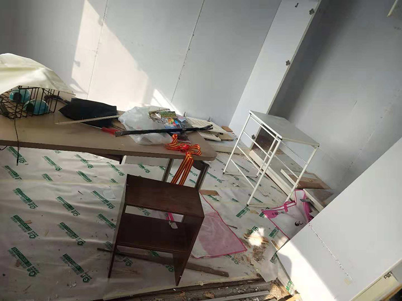 整體家具拆除維修：衣柜：首先，將部分比較簡(jiǎn)單直觀的部件進(jìn)行組裝，比如層板、柜門(mén)等。然后進(jìn)行柜類的安裝，應(yīng)遵循從上到下，由里及外的順序，將整體的框架安裝固定好，再進(jìn)行局部的組裝。最后在進(jìn)部件組裝的過(guò)程中，記得用螺絲將銜接處進(jìn)行固定。 床: 1、一般，床類家具是安裝內(nèi)架、床杠、床屏以及床尾的順序依次組裝的。 2、了解了床的安裝順序，就可以進(jìn)行組裝了。首先將升降腳釘進(jìn)行安裝，接著是床母。 3、其次，在床的排骨架上也需要安裝升降腳。