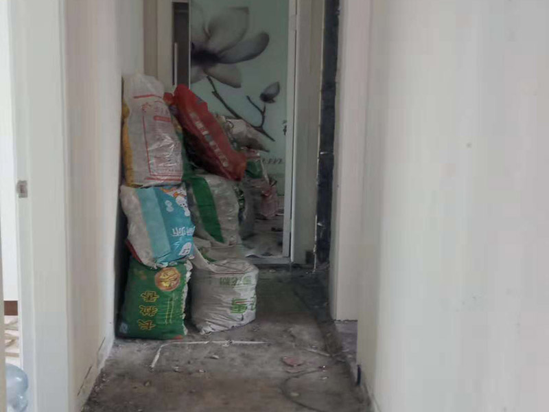 整體裝修拆除：主體拆改就是先改變空間格局框架，然后在搭建好的框架上做水電、吊頂?shù)软?xiàng)目。主要內(nèi)容包括拆墻、砌墻、鏟墻皮、拆暖氣、換塑鋼窗等等。如果是二手房進(jìn)行主體拆改，那么還要做水電改造，空調(diào)移機(jī)之類的步驟，方便后期墻面涂刷。 1、設(shè)計(jì)圖紙。在進(jìn)行拆改之前先要設(shè)計(jì)好圖紙，根據(jù)業(yè)主的需求，將空間重新劃分。若是沒有圖紙的指導(dǎo)就直接拆改，萬一拆改錯(cuò)了，那么就是費(fèi)工又廢料。 2、原主體材料的留去。原有的裝修材料能用的就留下來，例如墻面處理時(shí)原來的膩?zhàn)邮欠浪佔(zhàn)?，就不用鏟了。 3、墻體拆改。按照裝修圖紙的指示進(jìn)行拆墻、砌新墻。 4、地面拆改要拆掉地皮，墻面裝修要拆掉暖氣，門窗也要更換。 5、清理垃圾。拆除工程會產(chǎn)生大量的垃圾，如不及時(shí)清理會耽誤拆除進(jìn)程。