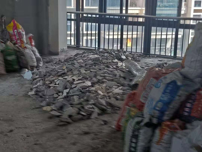 整體裝修拆除：主體拆改就是先改變空間格局框架，然后在搭建好的框架上做水電、吊頂?shù)软?xiàng)目。主要內(nèi)容包括拆墻、砌墻、鏟墻皮、拆暖氣、換塑鋼窗等等。如果是二手房進(jìn)行主體拆改，那么還要做水電改造，空調(diào)移機(jī)之類的步驟，方便后期墻面涂刷。 1、設(shè)計(jì)圖紙。在進(jìn)行拆改之前先要設(shè)計(jì)好圖紙，根據(jù)業(yè)主的需求，將空間重新劃分。若是沒有圖紙的指導(dǎo)就直接拆改，萬一拆改錯(cuò)了，那么就是費(fèi)工又廢料。 2、原主體材料的留去。原有的裝修材料能用的就留下來，例如墻面處理時(shí)原來的膩?zhàn)邮欠浪佔(zhàn)?，就不用鏟了。 3、墻體拆改。按照裝修圖紙的指示進(jìn)行拆墻、砌新墻。 4、地面拆改要拆掉地皮，墻面裝修要拆掉暖氣，門窗也要更換。 5、清理垃圾。拆除工程會產(chǎn)生大量的垃圾，如不及時(shí)清理會耽誤拆除進(jìn)程。