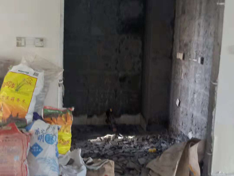 整體裝修拆除：主體拆改就是先改變空間格局框架，然后在搭建好的框架上做水電、吊頂?shù)软?xiàng)目。主要內(nèi)容包括拆墻、砌墻、鏟墻皮、拆暖氣、換塑鋼窗等等。如果是二手房進(jìn)行主體拆改，那么還要做水電改造，空調(diào)移機(jī)之類的步驟，方便后期墻面涂刷。 1、設(shè)計(jì)圖紙。在進(jìn)行拆改之前先要設(shè)計(jì)好圖紙，根據(jù)業(yè)主的需求，將空間重新劃分。若是沒有圖紙的指導(dǎo)就直接拆改，萬一拆改錯(cuò)了，那么就是費(fèi)工又廢料。 2、原主體材料的留去。原有的裝修材料能用的就留下來，例如墻面處理時(shí)原來的膩?zhàn)邮欠浪佔(zhàn)?，就不用鏟了。 3、墻體拆改。按照裝修圖紙的指示進(jìn)行拆墻、砌新墻。 4、地面拆改要拆掉地皮，墻面裝修要拆掉暖氣，門窗也要更換。 5、清理垃圾。拆除工程會產(chǎn)生大量的垃圾，如不及時(shí)清理會耽誤拆除進(jìn)程。