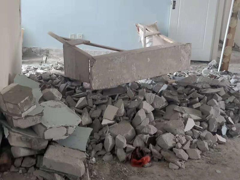 整體裝修拆除：主體拆改就是先改變空間格局框架，然后在搭建好的框架上做水電、吊頂?shù)软?xiàng)目。主要內(nèi)容包括拆墻、砌墻、鏟墻皮、拆暖氣、換塑鋼窗等等。如果是二手房進(jìn)行主體拆改，那么還要做水電改造，空調(diào)移機(jī)之類的步驟，方便后期墻面涂刷。 1、設(shè)計(jì)圖紙。在進(jìn)行拆改之前先要設(shè)計(jì)好圖紙，根據(jù)業(yè)主的需求，將空間重新劃分。若是沒有圖紙的指導(dǎo)就直接拆改，萬一拆改錯(cuò)了，那么就是費(fèi)工又廢料。 2、原主體材料的留去。原有的裝修材料能用的就留下來，例如墻面處理時(shí)原來的膩?zhàn)邮欠浪佔(zhàn)?，就不用鏟了。 3、墻體拆改。按照裝修圖紙的指示進(jìn)行拆墻、砌新墻。 4、地面拆改要拆掉地皮，墻面裝修要拆掉暖氣，門窗也要更換。 5、清理垃圾。拆除工程會產(chǎn)生大量的垃圾，如不及時(shí)清理會耽誤拆除進(jìn)程。