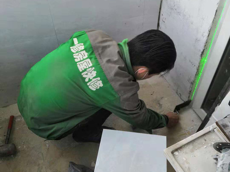 瓷磚鋪貼：1、基層處理 將塵土、雜物徹底清掃干凈，不得有空鼓、開裂及起砂等缺陷。 2、彈線 施工前在墻體四周彈出標(biāo)高控制線，在地面彈出十字線，以控制地磚分隔尺寸。 3、預(yù)鋪 首先應(yīng)在圖紙?jiān)O(shè)計(jì)要求的基礎(chǔ)上，對(duì)地磚的色彩、紋理、表面平整等進(jìn)行嚴(yán)格的挑選，然后按照?qǐng)D紙要求預(yù)鋪。對(duì)于預(yù)鋪中可能出現(xiàn)的尺寸、色彩、紋理誤差等進(jìn)行調(diào)整、交換，直至達(dá)到最佳效果，按鋪貼順利堆放整齊備用。 4、鋪貼 鋪設(shè)選用1：3干硬性水泥砂漿，砂漿厚度25mm左右。鋪貼前將地磚背面濕潤(rùn)，需正面干燥為宜。把地磚按照要求放在水泥砂漿上，用橡皮錘輕敲地磚飾面直至密實(shí)平整達(dá)到要求。 5、勾縫 地磚鋪完后24h進(jìn)行清理勾縫，勾縫前應(yīng)先將地磚縫隙內(nèi)雜質(zhì)擦凈，用專用填縫劑勾縫。 6、清理 在家裝貼瓷磚施工過(guò)程中隨干隨清，完工后(一般宜在24h之后)再用棉紗等物對(duì)地磚表面進(jìn)行理。