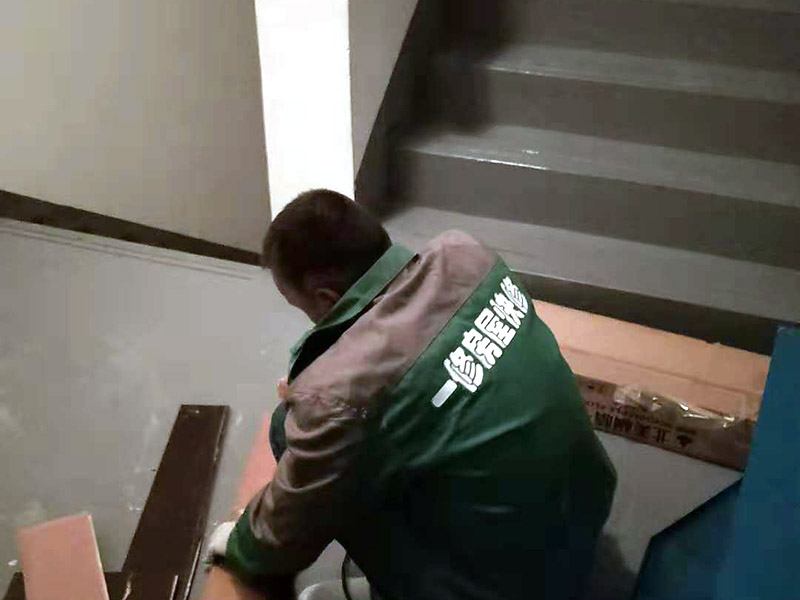 地板切割預(yù)鋪：地面全部掃干凈后，鋪上一層薄薄的塑料膜，要全部鋪滿，接頭的地方要連接好，以隔開地板和地面。鋪好塑料膜后，再在上面鋪上地板專用的地膜，鋪好地膜后，地板安裝師傅將很多地板從箱子里拿出來，全部攤放在地上，挑選色差，色差大的放在床、衣柜下面，色差均勻小的鋪在明顯的地方。開始正式安裝地板，安裝師傅將地板逐個(gè)裁剪，然后按以下圖的方式安裝，地板與地板之間只要用錘子錘緊就是。