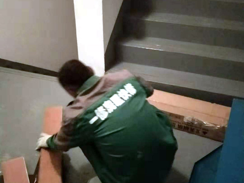 地板切割預(yù)鋪：地面全部掃干凈后，鋪上一層薄薄的塑料膜，要全部鋪滿，接頭的地方要連接好，以隔開地板和地面。鋪好塑料膜后，再在上面鋪上地板專用的地膜，鋪好地膜后，地板安裝師傅將很多地板從箱子里拿出來，全部攤放在地上，挑選色差，色差大的放在床、衣柜下面，色差均勻小的鋪在明顯的地方。開始正式安裝地板，安裝師傅將地板逐個(gè)裁剪，然后按以下圖的方式安裝，地板與地板之間只要用錘子錘緊就是。