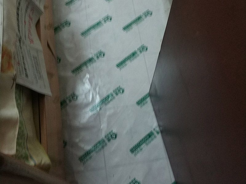 地面保護維修：房屋裝修、建筑裝修的整個過程都是非常漫長的，并非一兩天就能完工的，其中涉及的環(huán)節(jié)也很多。在裝修施工的過程中，裝修工人們會不斷進進出出，而且還會攜帶一些水泥漿等泥土，甚至是油漆或者被堅利物刮花，如果不采取地面保護措施，這樣對地面會造成很大的影響。 地板保護膜能夠在近年來的迅速興起，它的保護作用是不可忽視的。它是采用環(huán)保pvc和工業(yè)用針織棉制作而成，有雙重作用。pvc具備防滑、防水、防油漆甚至防火阻燃的功能，結(jié)合針織棉能夠防潮吸沙塵、對從高處掉下的東西起到一個緩沖減震的作用。 使用了裝飾地板保護膜，可以有效防止地面瓷磚，大理石，木地板被損傷刮花。