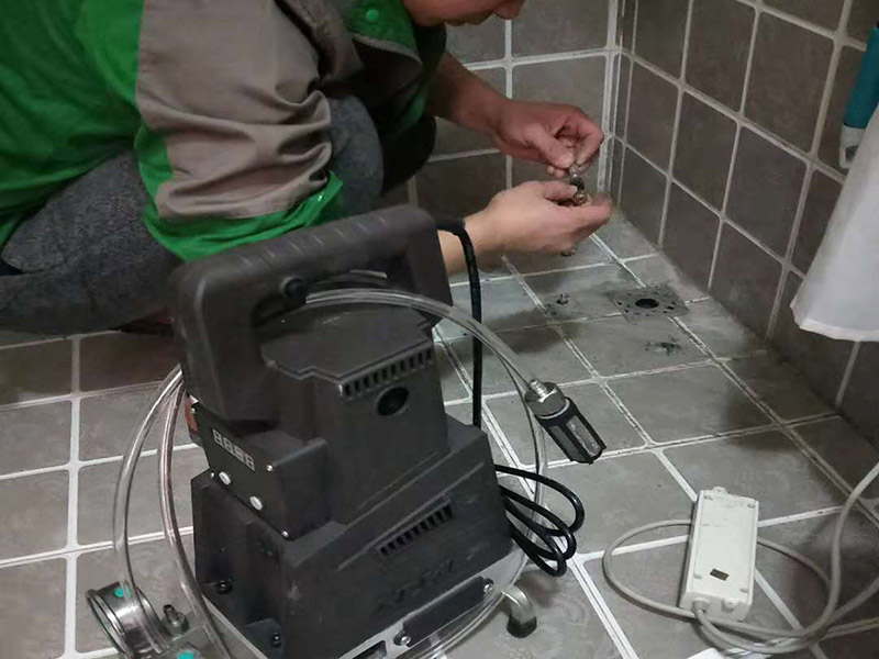 衛(wèi)生防水注漿：注漿防水是利用液壓、氣壓或電化學(xué)原理，通過(guò)灌漿管將各種固話的漿液注入到地基土中，漿液以填充、滲透、擠密和劈裂的方式，將土顆?；驇r石裂隙中的水分和空氣排除后占據(jù)其位置，經(jīng)過(guò)一定時(shí)間后，漿液將原來(lái)松散的土粒膠結(jié)成一個(gè)整體，可以改善地基土變形，或用于減小滲透性。 堵漏前必須進(jìn)行現(xiàn)場(chǎng)調(diào)查，摸清現(xiàn)場(chǎng)施工情況，分析滲漏水的原因，查清漏水部位、裂縫、裂紋或穿孔的寬度、長(zhǎng)度、深度和貫穿情況，并了解雨天和晴天的漏水情況，測(cè)量漏水的流量與流速等，通過(guò)充分調(diào)查，正確擬定堵漏方案，做好各項(xiàng)準(zhǔn)備工作。