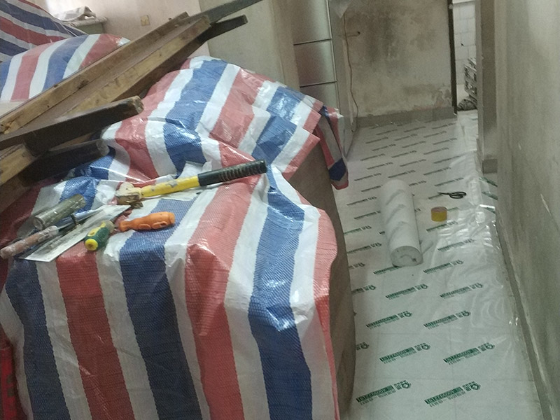 家具地面保護(hù)：房屋裝修、建筑裝修的整個(gè)過(guò)程都是非常漫長(zhǎng)的，并非一兩天就能完工的，其中涉及的環(huán)節(jié)也很多。在裝修施工的過(guò)程中，裝修工人們會(huì)不斷進(jìn)進(jìn)出出，而且還會(huì)攜帶一些水泥漿等泥土，甚至是油漆或者被堅(jiān)利物刮花，如果不采取地面保護(hù)措施，這樣對(duì)地面會(huì)造成很大的影響。 地板保護(hù)膜能夠在近年來(lái)的迅速興起，它的保護(hù)作用是不可忽視的。它是采用環(huán)保pvc和工業(yè)用針織棉制作而成，有雙重作用。pvc具備防滑、防水、防油漆甚至防火阻燃的功能，結(jié)合針織棉能夠防潮吸沙塵、對(duì)從高處掉下的東西起到一個(gè)緩沖減震的作用。 