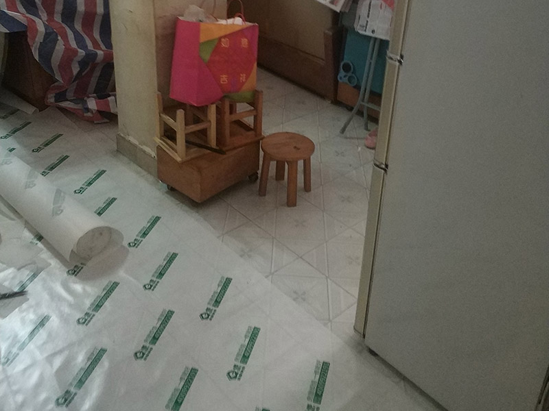 家具地面保護(hù)：房屋裝修、建筑裝修的整個(gè)過(guò)程都是非常漫長(zhǎng)的，并非一兩天就能完工的，其中涉及的環(huán)節(jié)也很多。在裝修施工的過(guò)程中，裝修工人們會(huì)不斷進(jìn)進(jìn)出出，而且還會(huì)攜帶一些水泥漿等泥土，甚至是油漆或者被堅(jiān)利物刮花，如果不采取地面保護(hù)措施，這樣對(duì)地面會(huì)造成很大的影響。 地板保護(hù)膜能夠在近年來(lái)的迅速興起，它的保護(hù)作用是不可忽視的。它是采用環(huán)保pvc和工業(yè)用針織棉制作而成，有雙重作用。pvc具備防滑、防水、防油漆甚至防火阻燃的功能，結(jié)合針織棉能夠防潮吸沙塵、對(duì)從高處掉下的東西起到一個(gè)緩沖減震的作用。 