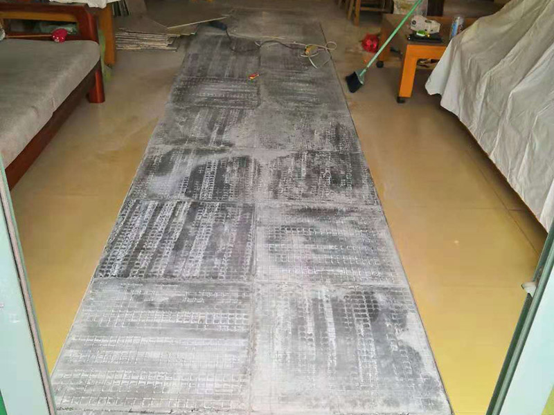 局部瓷磚拆除：衛(wèi)浴用具拆除后可以對墻面瓷磚進行拆卸。拆卸一般是從墻體的下方往上方敲，從瓷磚的邊緣往里面敲，還需要根據拆卸的位置選擇適當的敲磚力度。 敲磚是從墻體下方開始敲，從每塊瓷磚的邊緣開始敲。如果先敲上面的瓷磚，地面堆積瓷磚較多，擋住墻體下面的瓷磚，不利于拆卸。 另外，敲磚過程中，要不是對地面的瓷磚進行清理，以免瓷磚過多堆積，減慢施工進度以及造成施工意外。 由于二手房的衛(wèi)浴在之前是做了一次防水的，因此在敲磚時必須注意防水層的處理，與屋主溝通好，防水層是否打掉。舊的防水層一般都不打掉，在敲磚后，在原有的防水層上面，再薄薄做一層防水，以提高衛(wèi)浴的防水能力。但如果屋主需要把防水敲掉重新再做。則敲磚需要打到批土層或打到見底。 敲插座和龍頭附近的瓷磚時，要慢慢敲，小心摸清電線和水管的走向，以防損壞電線和水管。如果電線或水管已經損壞了，要及時進行修補處理，以免留下更多后續(xù)工程。