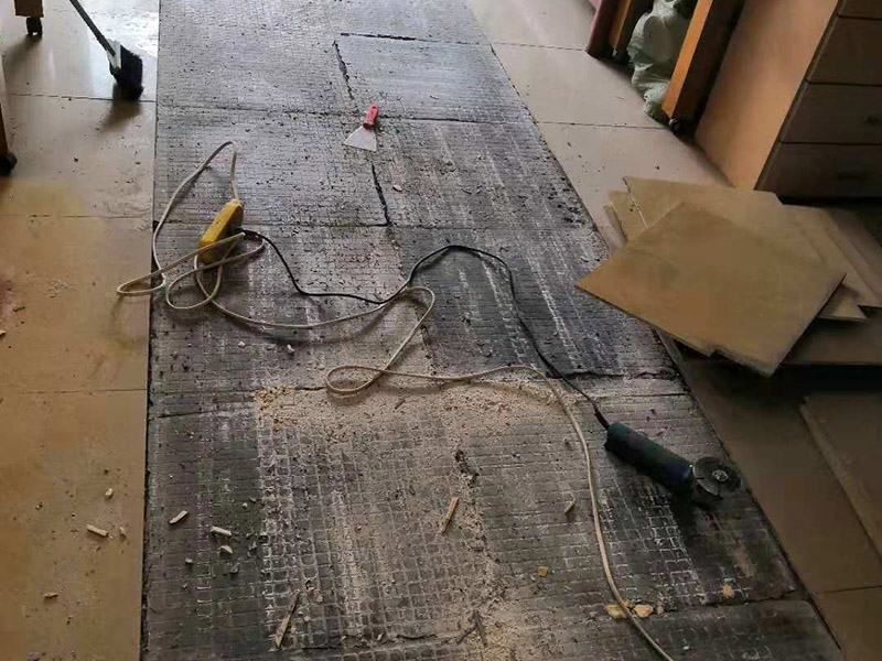 局部瓷磚拆除：衛(wèi)浴用具拆除后可以對墻面瓷磚進行拆卸。拆卸一般是從墻體的下方往上方敲，從瓷磚的邊緣往里面敲，還需要根據拆卸的位置選擇適當的敲磚力度。 敲磚是從墻體下方開始敲，從每塊瓷磚的邊緣開始敲。如果先敲上面的瓷磚，地面堆積瓷磚較多，擋住墻體下面的瓷磚，不利于拆卸。 另外，敲磚過程中，要不是對地面的瓷磚進行清理，以免瓷磚過多堆積，減慢施工進度以及造成施工意外。 由于二手房的衛(wèi)浴在之前是做了一次防水的，因此在敲磚時必須注意防水層的處理，與屋主溝通好，防水層是否打掉。舊的防水層一般都不打掉，在敲磚后，在原有的防水層上面，再薄薄做一層防水，以提高衛(wèi)浴的防水能力。但如果屋主需要把防水敲掉重新再做。則敲磚需要打到批土層或打到見底。 敲插座和龍頭附近的瓷磚時，要慢慢敲，小心摸清電線和水管的走向，以防損壞電線和水管。如果電線或水管已經損壞了，要及時進行修補處理，以免留下更多后續(xù)工程。