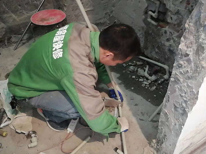 水管線路改造：首先，確定管道的走向和高度。然后用墨盒在墻面和地面彈出墨線。接下來(lái)用云石機(jī)開(kāi)槽。最好是左手拿礦泉水瓶灑水，右手拿云石機(jī)開(kāi)槽。這樣避免灰塵很多。第三步，用沖擊鉆剔槽。要剔的干凈平整，這樣有利于放管材。第四步，根據(jù)需要裁剪出各種長(zhǎng)度的管材，待用。熱熔機(jī)加熱，綠燈變成紅燈時(shí)把管材放進(jìn)去連接。第五步，放管，安裝管卡。15mm冷水管間隔應(yīng)小于0.6m，熱水管為0.25米。20mm冷水管應(yīng)小于0.6米，熱水管應(yīng)小于0.3米。第六步，用料漿填槽抹平即可。