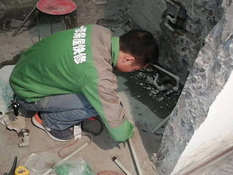 水管線路改造：首先，確定管道的走向和高度。然后用墨盒在墻面和地面彈出墨線。接下來(lái)用云石機(jī)開(kāi)槽。最好是左手拿礦泉水瓶灑水，右手拿云石機(jī)開(kāi)槽。這樣避免灰塵很多。第三步，用沖擊鉆剔槽。要剔的干凈平整，這樣有利于放管材。第四步，根據(jù)需要裁剪出各種長(zhǎng)度的管材，待用。熱熔機(jī)加熱，綠燈變成紅燈時(shí)把管材放進(jìn)去連接。第五步，放管，安裝管卡。15mm冷水管間隔應(yīng)小于0.6m，熱水管為0.25米。20mm冷水管應(yīng)小于0.6米，熱水管應(yīng)小于0.3米。第六步，用料漿填槽抹平即可。