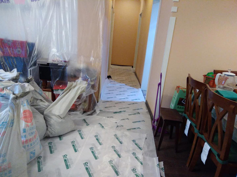 廁所下半部分拆除：首先,指揮一般裝修衛(wèi)生間墻磚拆遷,電線和燈具,避免后期對電器造成傷害,電路漏電,觸電,再用廁所外的插座安裝輔助用品最近,切忌使用衛(wèi)生間插座。廁所呈現(xiàn)第二,然后衛(wèi)生間的衛(wèi)浴裝修拆除。在浴室墻磚之前它將水槽,馬桶,淋浴頭。浴缸、鉤子、內(nèi)閣和供應(yīng),掃清道路。三,先拆除天花板,如果刪除第一個衛(wèi)生間墻面,可以導(dǎo)致天花板突然下降,導(dǎo)致健康工人的健康風(fēng)險。終于開始衛(wèi)生間墻壁拆遷,從下到上拆除。