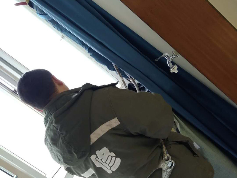 窗戶打膠維修：1、窗框與墻體固定時，先固定上框，后固定邊框，采用塑料膨脹螺栓固定。各樓層窗框安裝時均應橫向、豎向拉通線，各層水平一致，上下順直。框與洞口之間的伸縮縫內(nèi)腔均采用閉孔泡沫塑料，發(fā)泡劑等彈性材料填塞，表面用密封膠密封。 2、．門窗安裝必須牢固，預埋件的數(shù)量、位置、埋設連接方法必須符合設計要求，用于固定每根增強型鋼的緊固件不得小于3個，其間距應不大于300mm，距型鋼端頭應不大于100mm；增強型鋼、緊固件及五金件除不銹鋼外，其表面均應經(jīng)耐腐蝕鍍膜處理。 3、混凝土洞口應采用射釘或塑料膨脹螺栓固定；磚墻洞口應采用塑料膨脹螺栓固定，并不得固定在磚縫處；設有預埋鐵件的洞應采用焊接的方法固定，或先在預埋件上按緊固件規(guī)格打基孔，然后用緊固件固定。