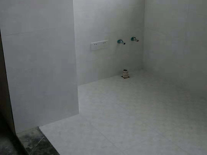 馬桶衛(wèi)浴五金安裝：浴室整體安裝先后順序：首先衛(wèi)浴潔具安裝前應(yīng)該先布局水電安裝—貼浴室墻磚—然后浴室吊頂（要安裝浴霸的童鞋需要預(yù)留通風(fēng)口或者同時(shí)安裝浴霸）—鋪設(shè)浴室地磚（此時(shí)要考慮其他潔具的進(jìn)水口跟出水口預(yù)留，還有如果考慮安裝蹲便器需要同時(shí)安裝）—安裝三角閥（三角閥的作用是方便日后衛(wèi)浴維修跟控制水流）—然后可以依次安裝馬桶、洗面盆或者浴室柜、浴盆浴缸等—然后才是安裝燈具、插座、跟鏡子—其他五金配件（如安裝毛巾環(huán)、安裝毛巾架等）。