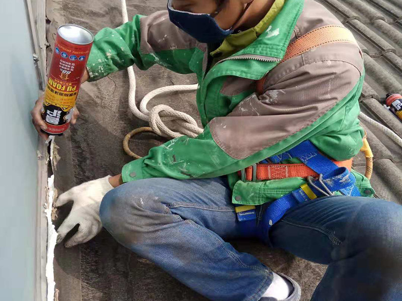 陽臺空鼓裂縫：如若墻體裂縫比較大，用刀將裂縫剮開成U形狀，用石膏粉對其進(jìn)行填充（注意要比墻面稍低），再貼上玻璃布并用砂紙打磨光滑平整，最后對整體墻面刷上油漆。將水泥墻面去除，安裝一層石膏板，再做上乳膠漆。該方法能夠去除各種不規(guī)則裂縫，但是施工難度大，操作時間長！鏟掉開裂的漆膜部分并用彈性鑷子填平，刷上彈性墻面漆，注意遇到吸水性過強(qiáng)的基層要刷底漆。