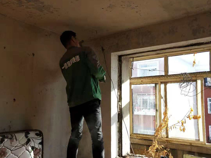 室內(nèi)鏟墻皮：1、如在開始進行裝修家居的業(yè)主，我想也會遇到施工方建議鏟清掉白墻皮的情況，其實都是擔(dān)心在批完膩子后會增加吸附力。但是這也要看原有白墻的材料質(zhì)量如何，并不是說開發(fā)商做墻用的材料都不好，有的甚至比家裝用的材料都要好，這樣的情況就沒必要再花錢鏟掉了。 2、在辨別家居墻面的好壞程度的時，大多人都不太了解，所以在進行檢驗墻面的材料首先用手撫摸一下表面，查看手上是否有沾滿很多浮灰。還可以用鑰匙或者硬物刮一下墻面，看看墻面是否大面脫落，最后潑一點水到墻上，看看會不會起泡，如果出現(xiàn)這些問題一般都是要鏟掉的，還有墻面有大面空鼓也是要鏟掉的。 3、還有種方法可以幫你確定需不需要鏟墻皮，就是在收房后請一些專業(yè)人員來鑒別，這樣的話就可以更好的做出決定。但是現(xiàn)如今將近有90%的新房裝修，都是需要進行鏟除原墻皮的，因為大多數(shù)新房的膩子粉不是用于居住的。而是便于房主驗收房子，但更重要的是為了后期裝修質(zhì)量的保證。