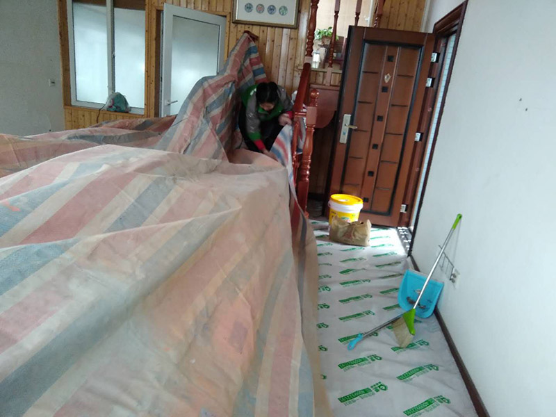 刷漆成品保護(hù)：在進(jìn)行墻面漆涂刷之前，需要先對(duì)施工區(qū)域進(jìn)行清理，如果家具、電器等物件最好搬移到別的地方。如果搬移不了的話，需要進(jìn)行成品保護(hù)，因?yàn)樵谑┕み^(guò)程中，難免會(huì)出現(xiàn)油漆掉落現(xiàn)象，這樣很容易造成污染，影響使用的美觀性。還需要進(jìn)行墻面的全面檢查，看看基層是否牢固平整。如果是舊墻出現(xiàn)漆膜脫落、開(kāi)裂，需要先進(jìn)行鏟墻皮或者使用石膏來(lái)進(jìn)行裂縫的修補(bǔ)處理。做到墻面無(wú)灰塵、雜物，平整，再使用界面劑進(jìn)行墻面的涂刷，施工應(yīng)細(xì)致均勻。