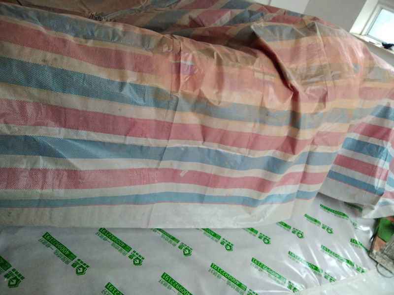 刷漆成品保護(hù)：在進(jìn)行墻面漆涂刷之前，需要先對(duì)施工區(qū)域進(jìn)行清理，如果家具、電器等物件最好搬移到別的地方。如果搬移不了的話，需要進(jìn)行成品保護(hù)，因?yàn)樵谑┕み^(guò)程中，難免會(huì)出現(xiàn)油漆掉落現(xiàn)象，這樣很容易造成污染，影響使用的美觀性。還需要進(jìn)行墻面的全面檢查，看看基層是否牢固平整。如果是舊墻出現(xiàn)漆膜脫落、開(kāi)裂，需要先進(jìn)行鏟墻皮或者使用石膏來(lái)進(jìn)行裂縫的修補(bǔ)處理。做到墻面無(wú)灰塵、雜物，平整，再使用界面劑進(jìn)行墻面的涂刷，施工應(yīng)細(xì)致均勻。